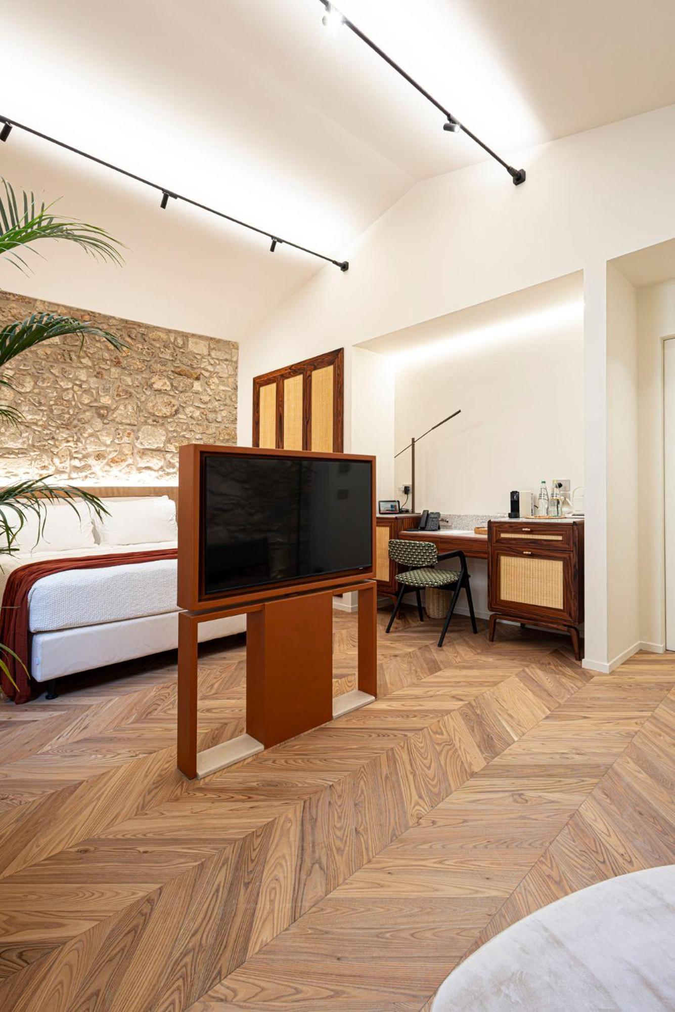 Cool Dreams Luxury Hotel