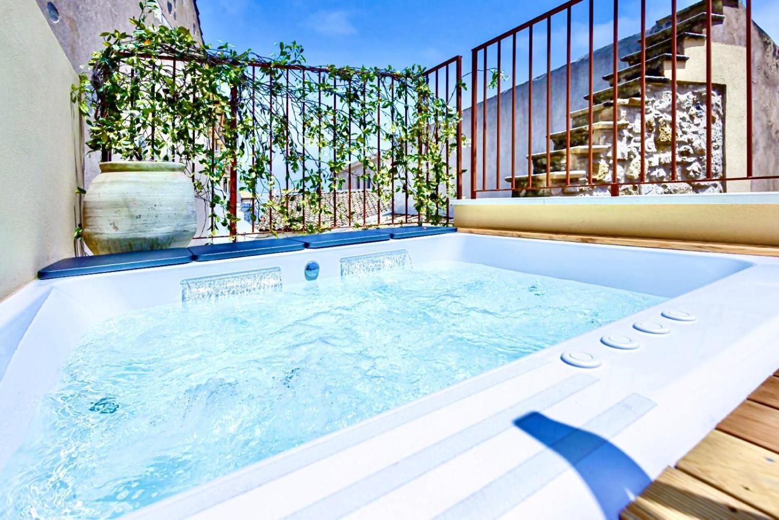 Cool Dreams Luxury Hotel